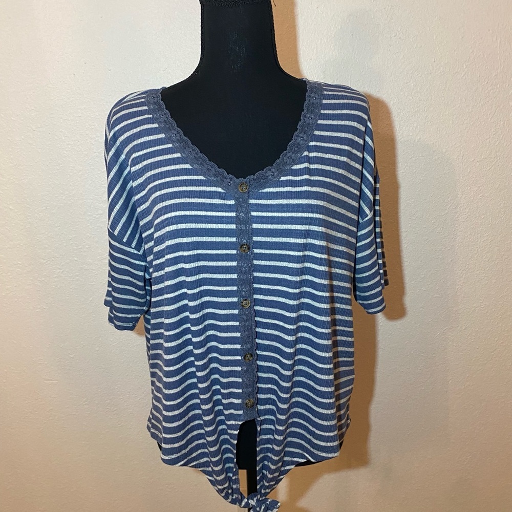 Women’s top Como Blue from Bealls NWT‎ size 1X blue and white